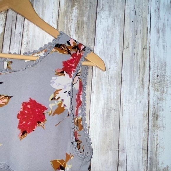 Jodifl Floral Sleeveless Blouse - Picture 3 of 4